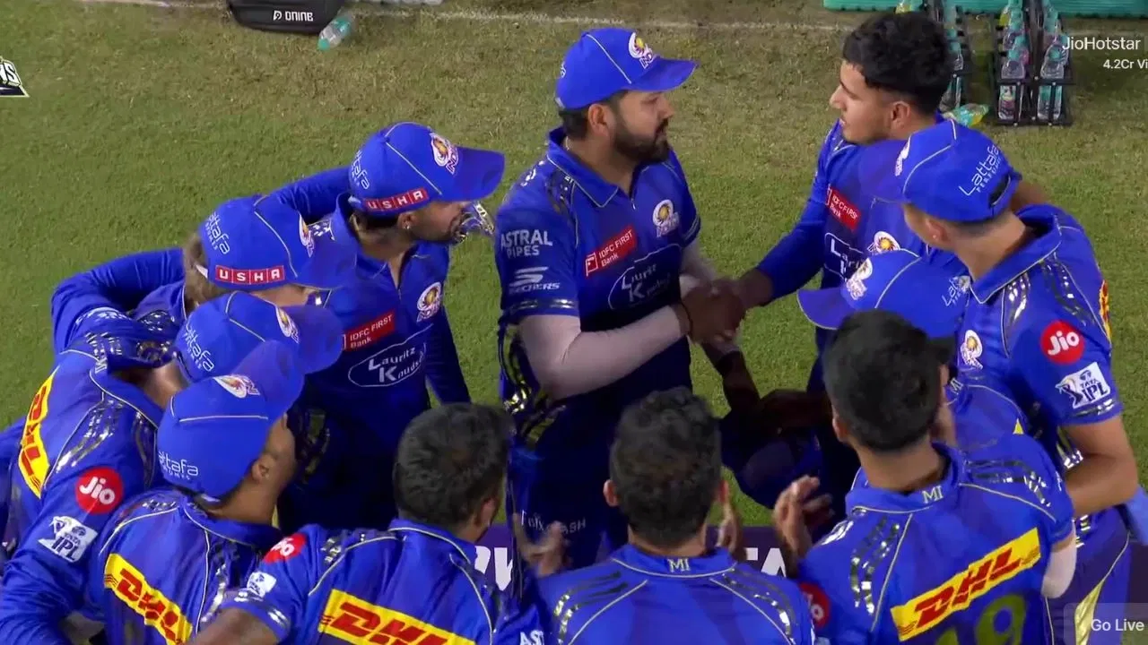 Watch: Mujeeb Ur Rahman gets his Mumbai Indians debut cap from Rohit Sharma