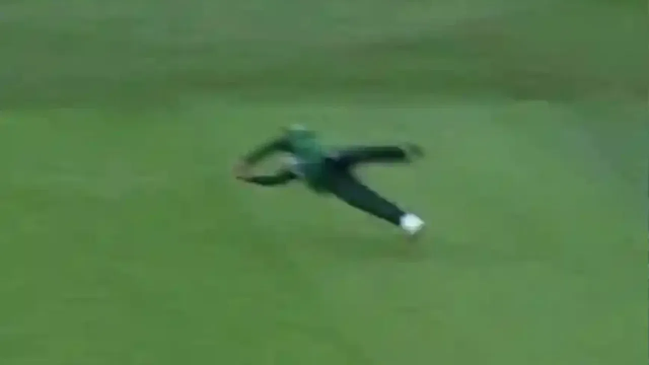 Watch: Shadab Khan takes a screamer to dismiss Daryl Mitchell in 2nd PAK vs NZ T20I