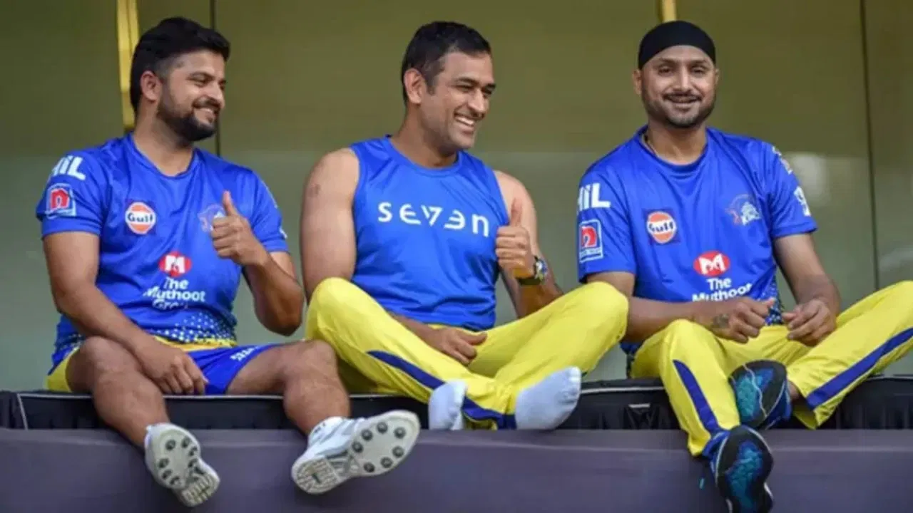 “MS Dhoni knows how to deal with snakes”- Suresh Raina’ post drags Harbhajan Singh in controversy