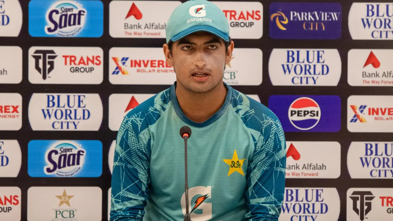 Naseem Shah attacks former Pakistan cricketers after bombing stops from the other end