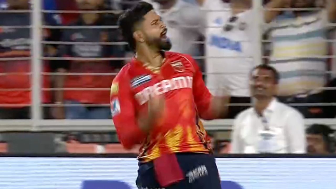 Watch- Shreyas Iyer gives it back to RCB fans cheering Virat Kohli after catching Phil Salt