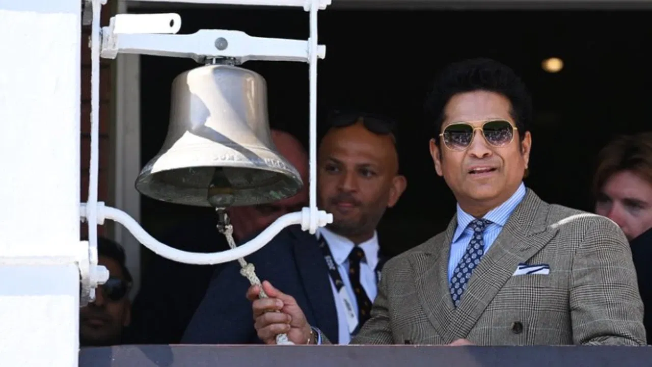 Watch: Sachin Tendulkar showered with twin honors during Lord’s Test between India and England
