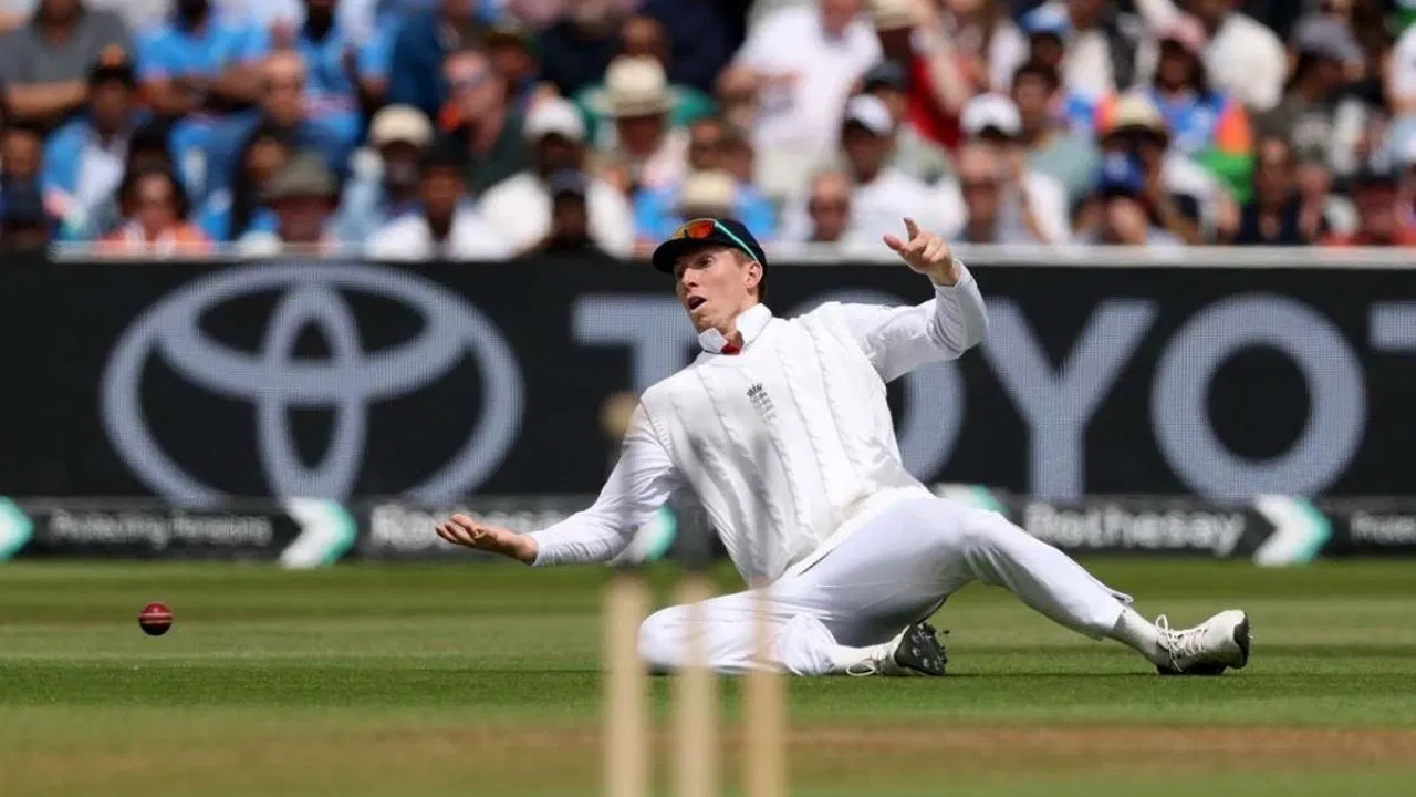 Zak Crawley caught cheating red-handed! Umpire issues big warning in Manchester Test