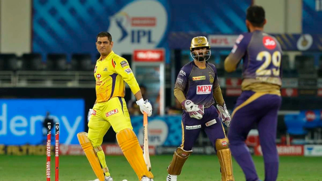 KKR spews venom against MS Dhoni!! Gets beaten up by fans