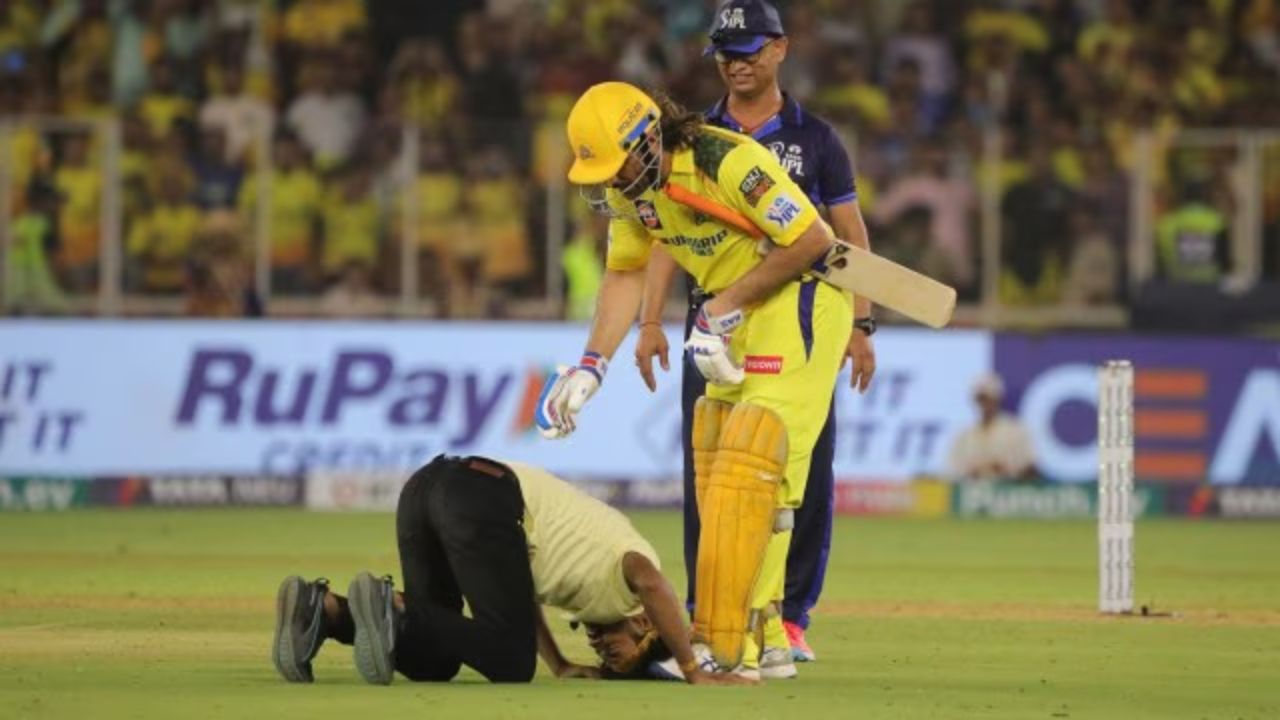 MS Dhoni’s fan, who breached IPL security, dies mysteriously