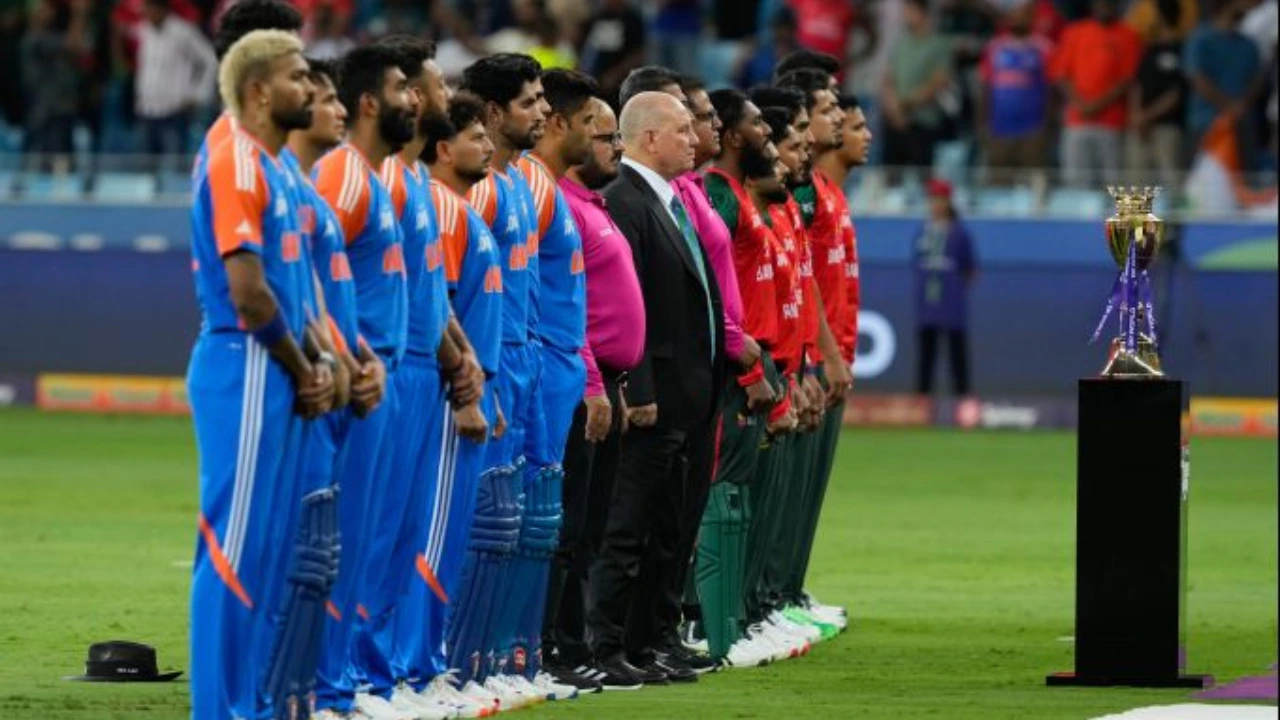 Indian players attacked by Indian legend for refusing trophy from Mohsin Naqvi