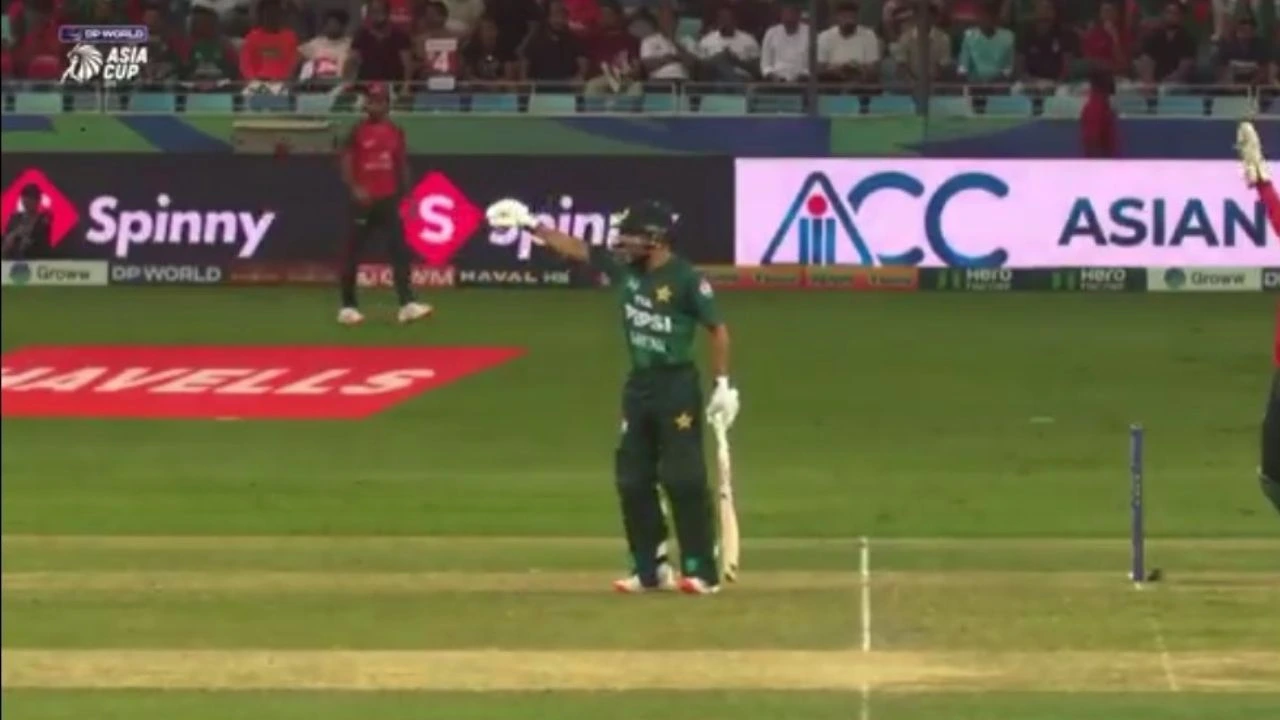 Watch: Mohammad Haris turns into full-time joker, humiliates entire Pakistan with brainless short-run comedy