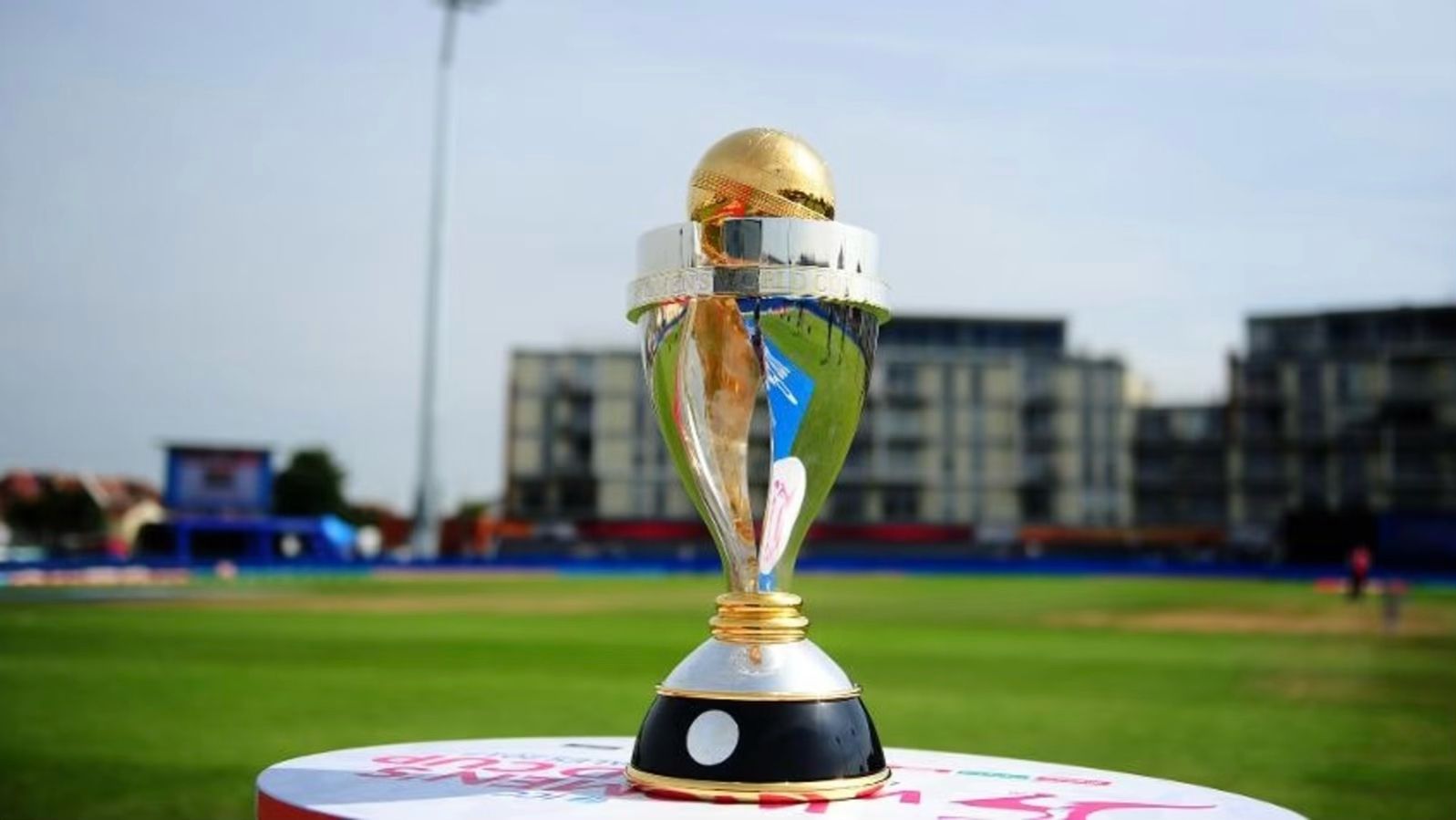 Women’s World Cup 2025 is here: Heinrich Klaasen has expressed his support for Women in Blue, and 1xBet gives away Apple gadgets