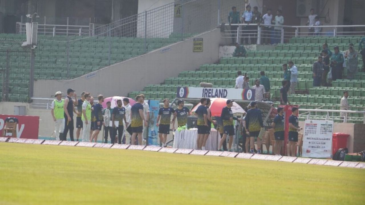 Earthquake halts Test match in Bangladesh; players and coaching staff rush to the field in Panic