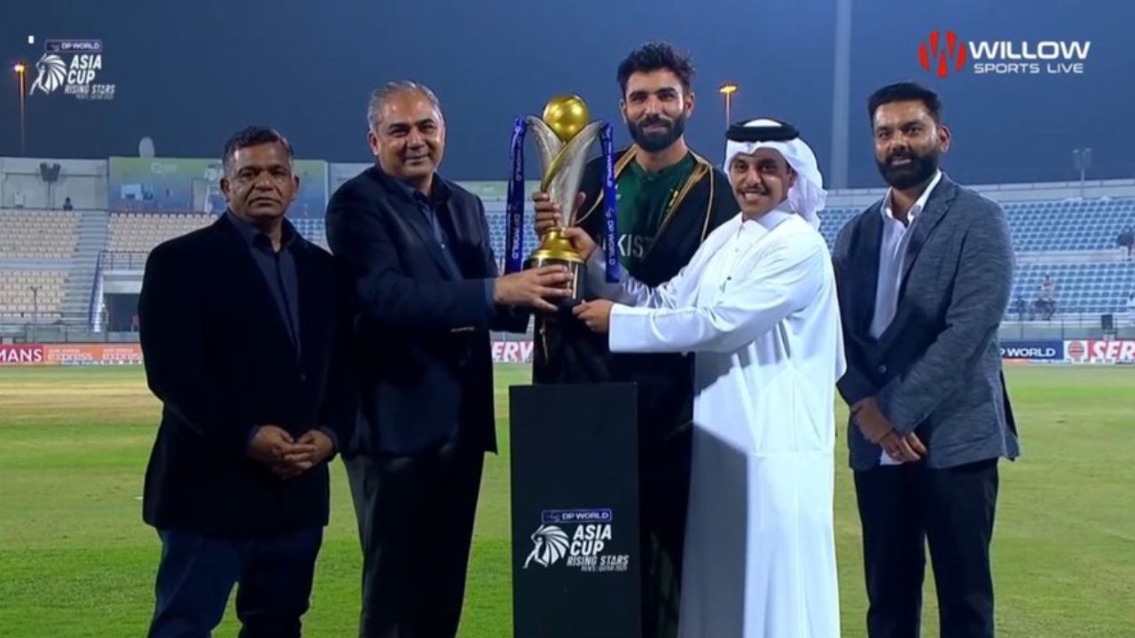 Mohsin Naqvi hands Asia Cup trophy to Pakistan, India denied