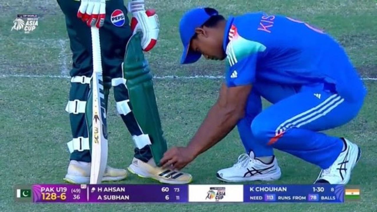 India cricketer defies BCCI’s no-interaction order, ties Pakistan batter’s shoelaces during U19 Asia Cup