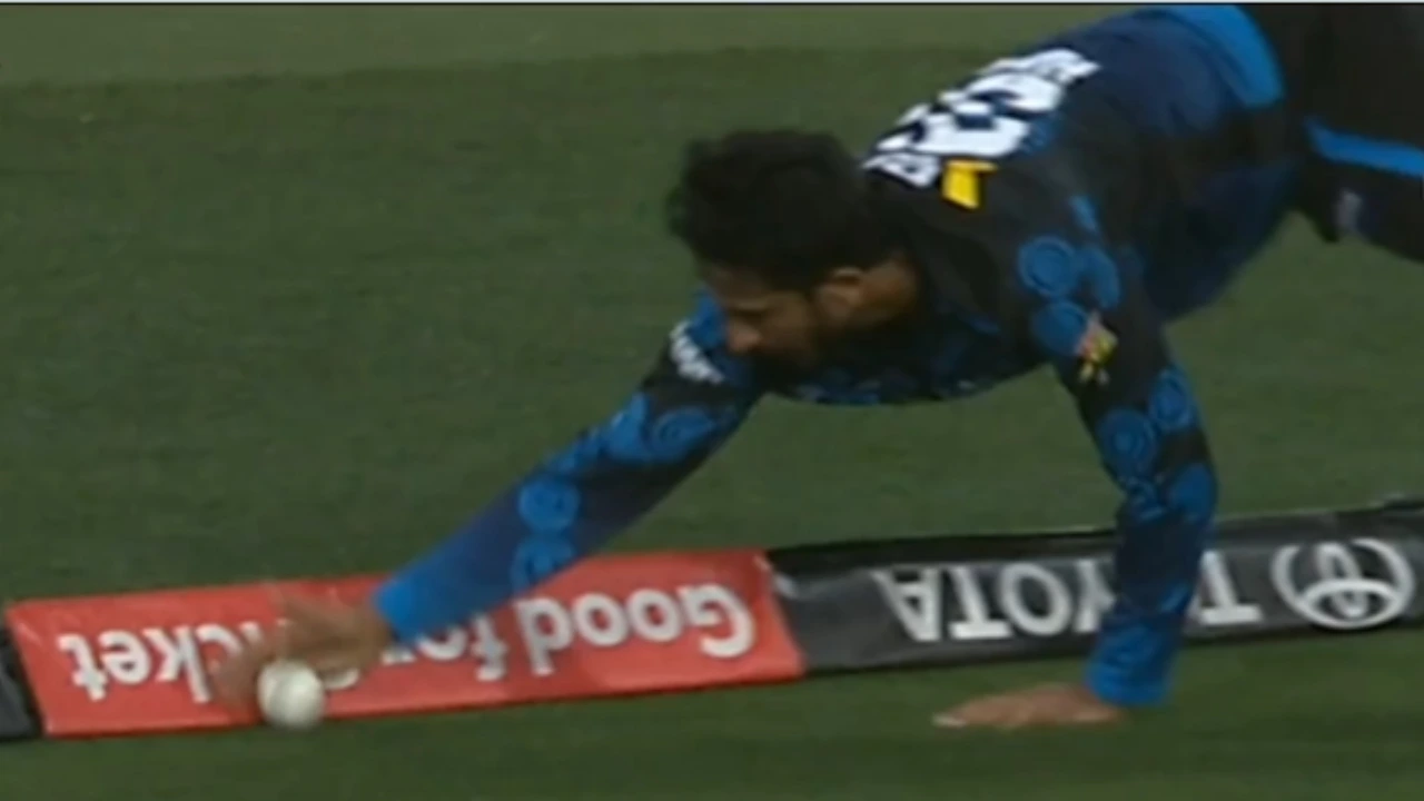 Hasan Ali turns joker, makes classic Pakistani blunder on field in Melbourne Stars vs Adelaide Strikers BBL game