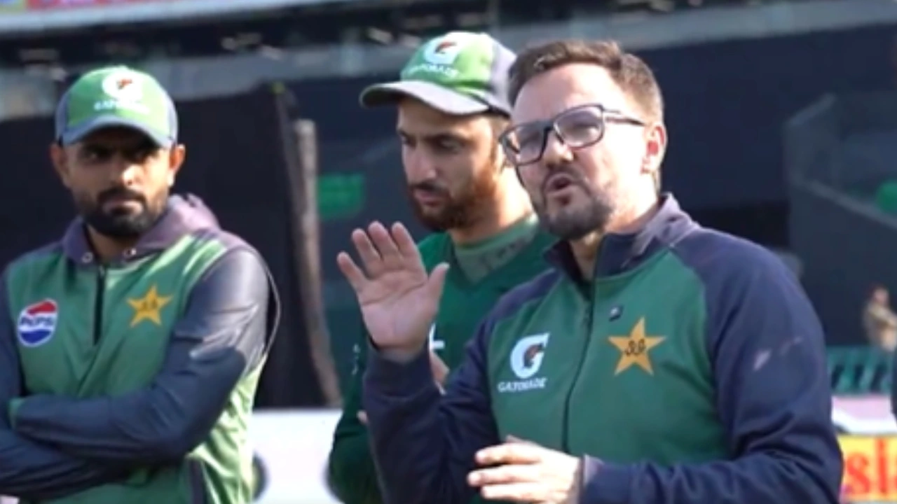 Mike Hesson embarrasses Babar Azam by failing to recognize him in team huddle during 100th match tribute