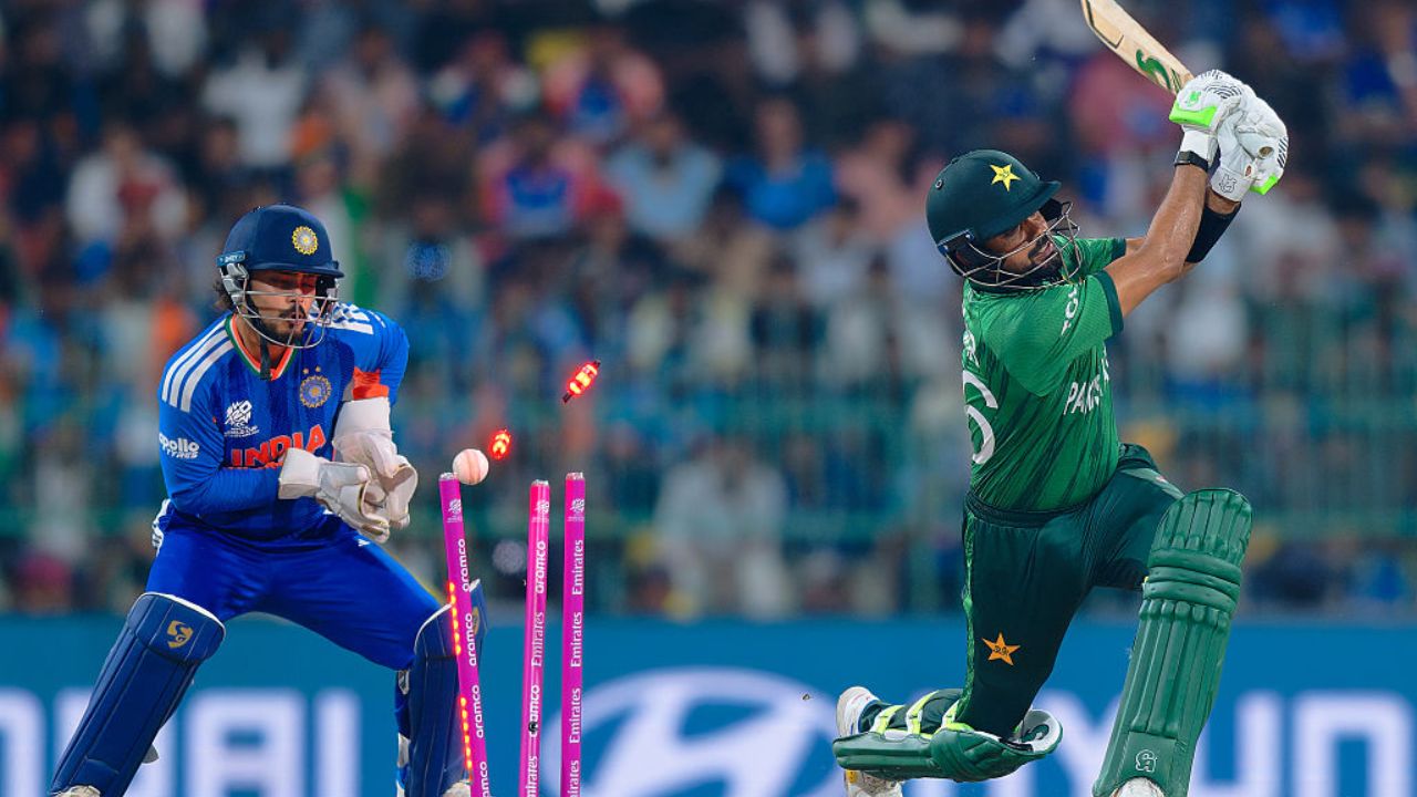 “Toh vo khel kyu raha hai?” Mohammad Hafeez slams Miks Hesson for Babar Azam’s role in team