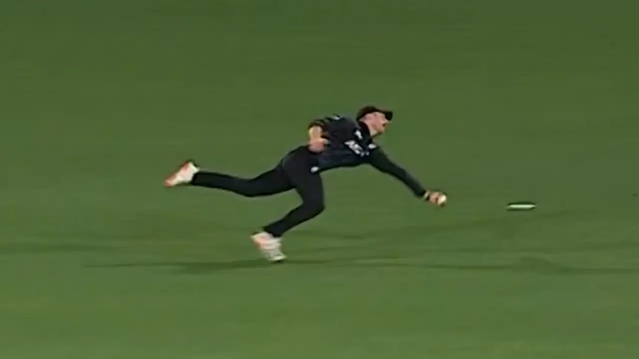 New Zealand’s Nick Kelly takes unbelievable catch vs SA in 5th T20I (Watch Video)