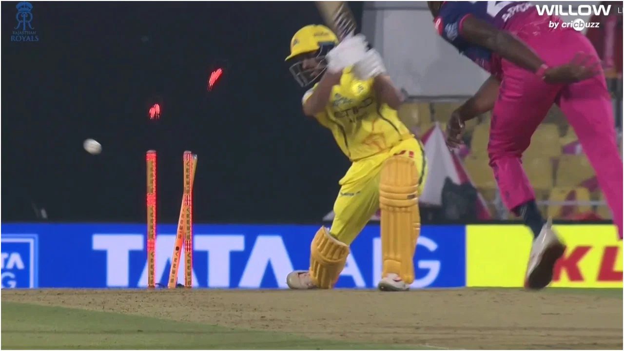 Jofra Archer strikes gold, sends Ruturaj Gaikwad packing for 6