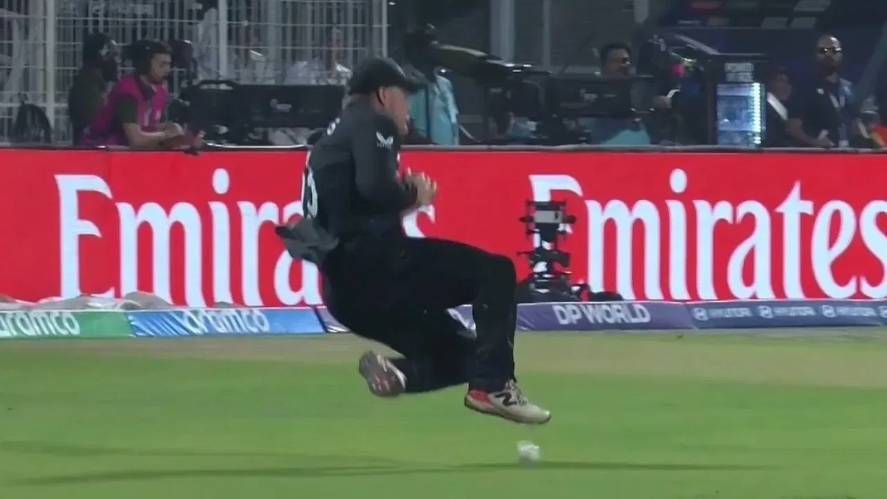 WATCH: Glenn Phillips PUTS DOWN David Miller in semi-final 1 vs South Africa