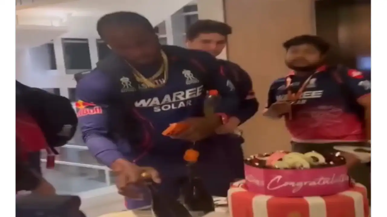 Jofra Archer steals champagne bottle as Ravindra Jadeja and teammates cut cake after win vs MI