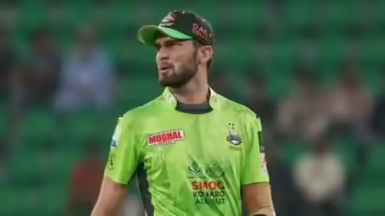 Shaheen Afridi loses cool after golden duck, smashes bat crazily in PSL clash