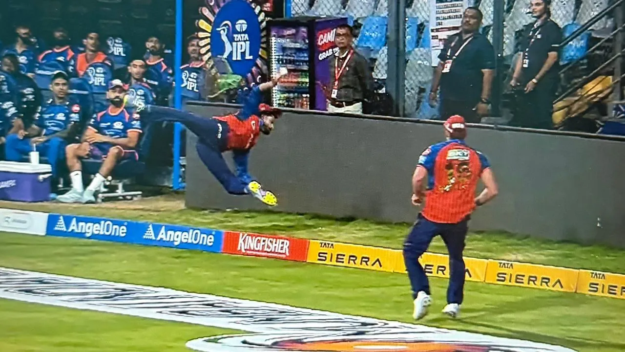 Shreyas Iyer and Xavier Bartlett combines to take a stunning catch to dismiss Hardik Pandya in MI vs PBKS clash